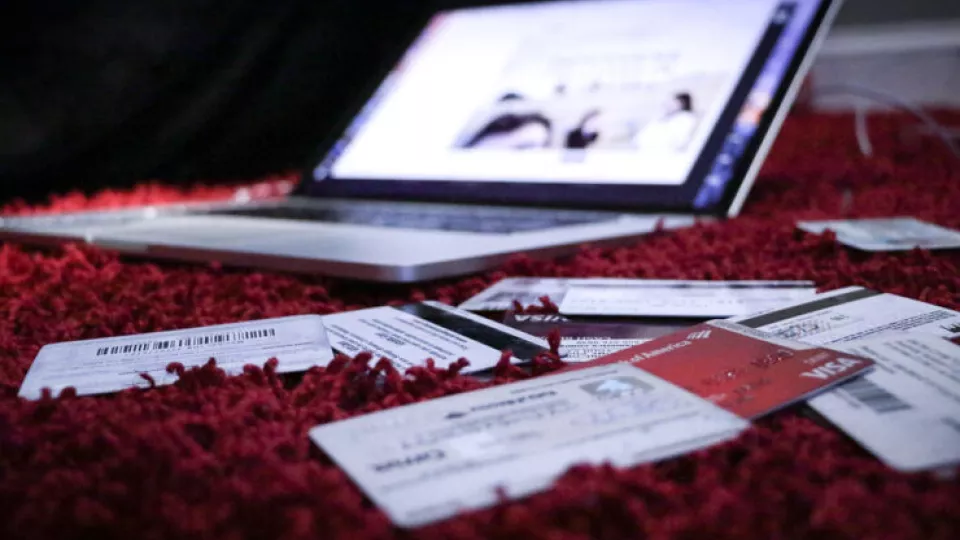 Foto: Dylan Gillis, Unsplash. Laptop med utslängda kreditkort framför.