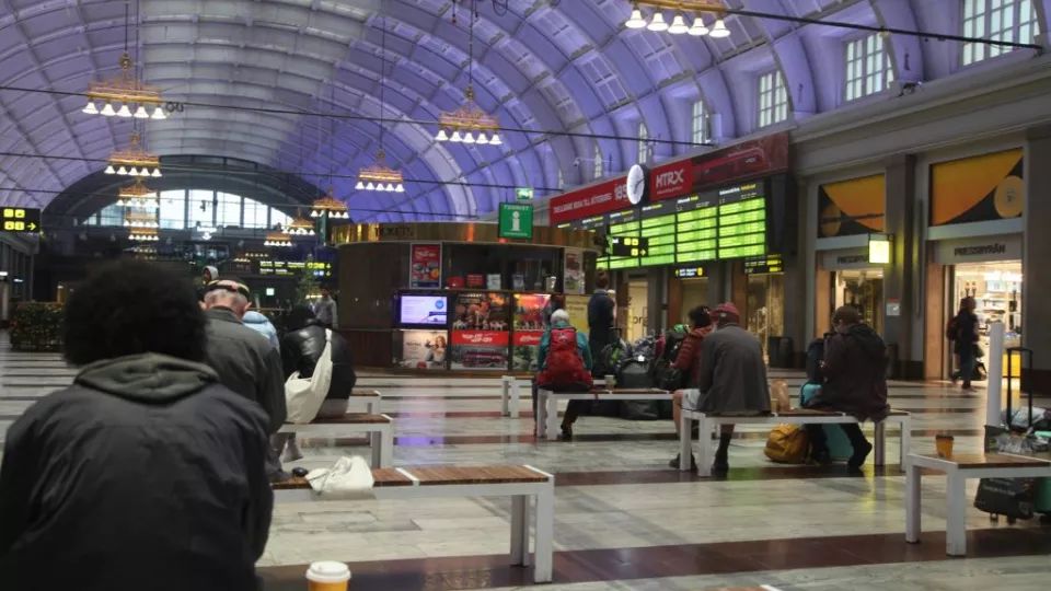 Många personer i hemlöshet i Stockholm tillbringar tid på Centralstationen. Den stänger dock ett antal timmar på natten. Foto: Leo Cuellar