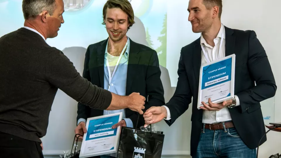 Nils Dahlvig och Sakarias Adlouni tar emot stipendium av Campus Vänner.