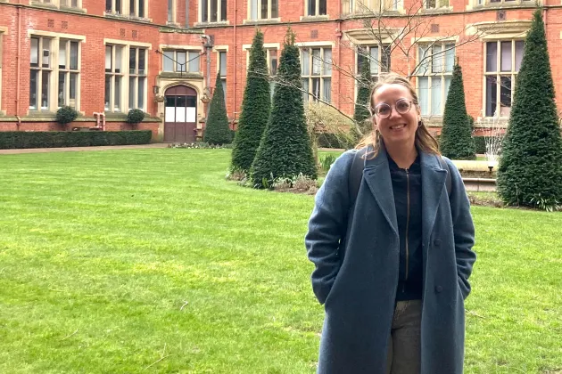 Elinn Leo Sandberg utanför universitetet i Sheffield.