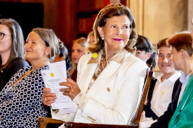 Anna Angelin till vänster om Drottningen.