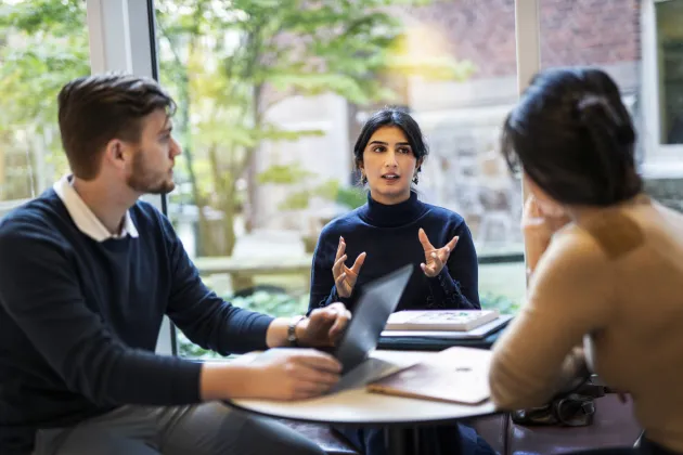 Unga forskare i samtal.