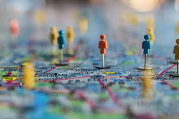 Små figurer i form av häftstift på en karta.