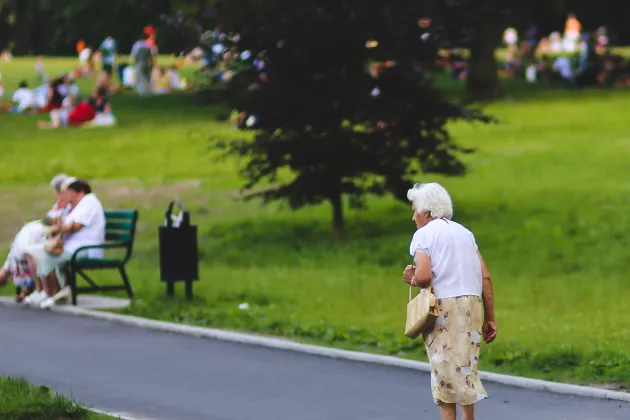 Äldre människor i en parkmiljö