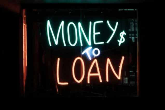 Neonskylt med texten Money to Loan