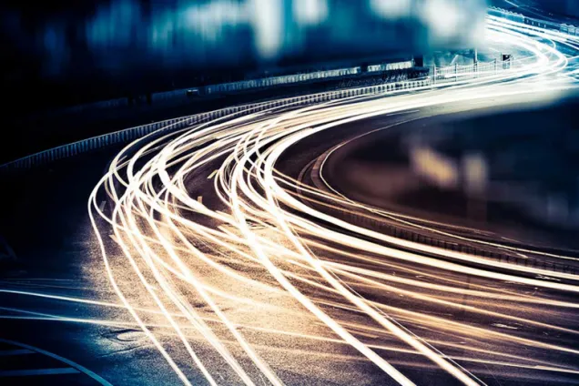 Bild på ljus som rör sig snabbt