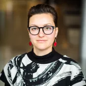 Porträttbild av Julia