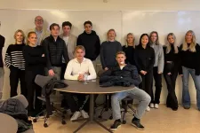 Elever från samhällsvetarprogrammet på Kullagymnasiet i Höganäs på besök på Campus Helsingborg, tillsammans med gymnasielärare Martin Severinsson.