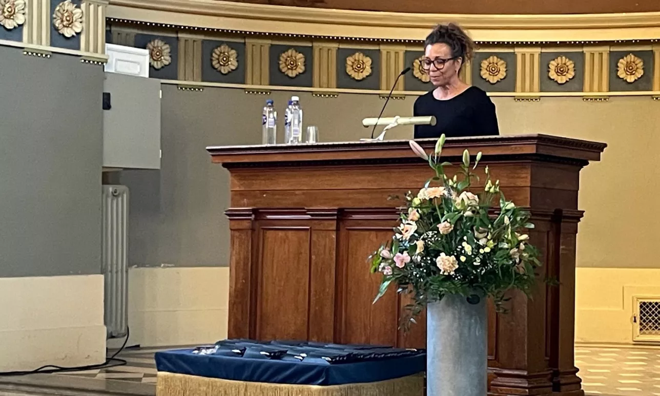 Foto. Lupita Svensson håller tal.