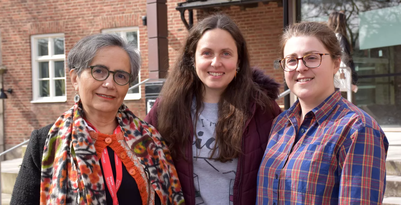Norma, Paula och Claudia utanför Socialhögskolan, Lund.