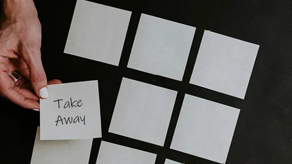 Postit-lappar, på en står det Take Away.